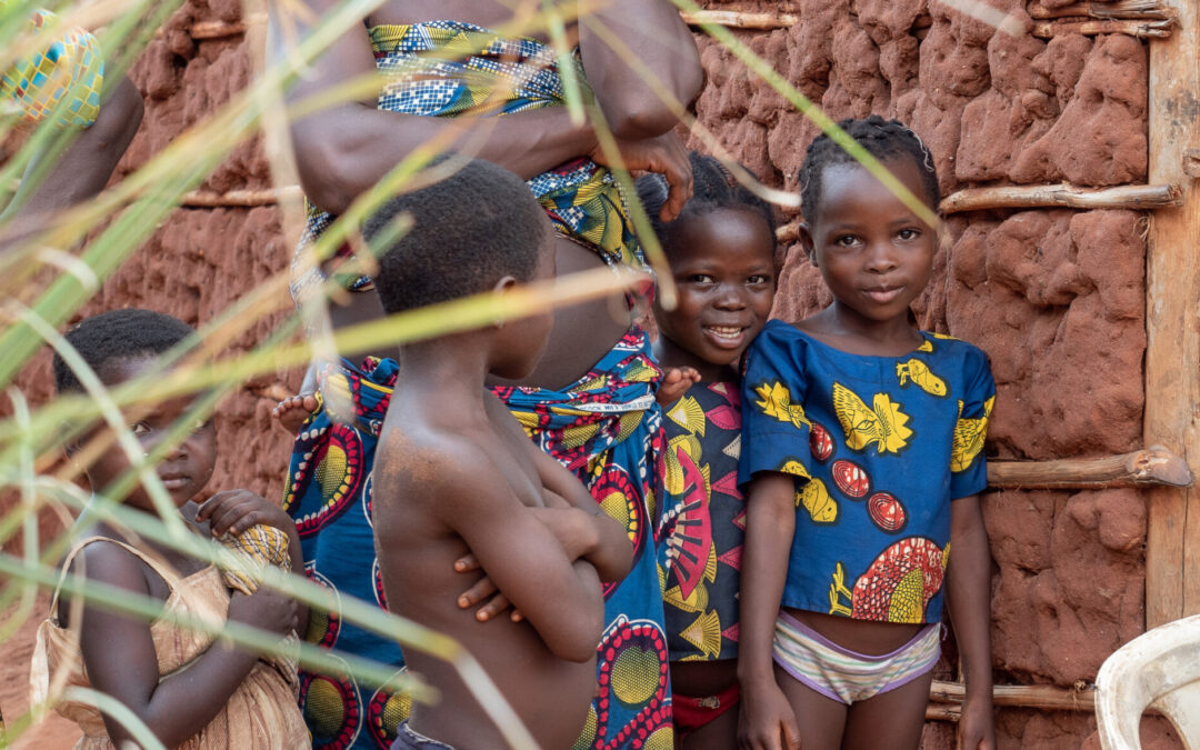 Kinder beim Beobachten des Brunnenbaus. (Affosotome, Benin)
